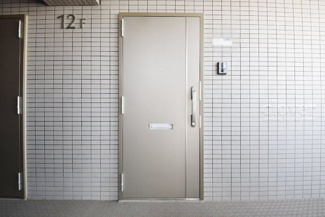 【その他共用部分】 | 皆様をお迎えする、お部屋の玄関ドア。開けやすさや開放角度、ドアノブの操作しやすさや鍵の形状などを、現地で一度ご確認ください。～即日のご見学可能～　お問合せはお気軽にどうぞ。
