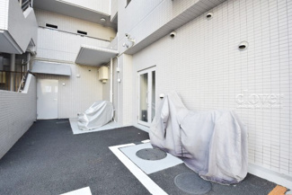 【駐車場】 | バイク置き場。空き区画の有無や駐輪料金、サイズおよび排気量規定などについては、改めてお問い合わせください。～即日のご見学可能～　お問合せはお気軽にどうぞ。
