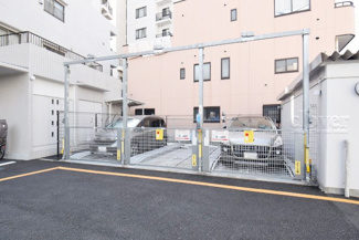 【駐車場】 | マンションの駐車場スペース。空きの有無や駐車料金、サイズ規定などについては、改めてお問い合わせください。～即日のご見学可能～　お問合せはお気軽にどうぞ。
