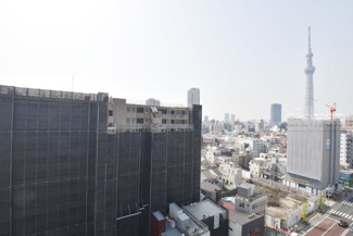 【展望】 | 眼前に広がる空の雄大さと、このお部屋の自慢の一つである「眺望」をご覧ください。毎日、この景色を独り占めできる新生活に夢が広がります。～即日のご見学可能～　お問合せはお気軽にどうぞ。
