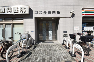 【エントランス】 | お客様を、そして住人を出迎えてくれるマンションのエントランス。ゴミが落ちていないことからも、管理状態の良さや住民の節度の高さが見て取れます。～即日のご見学可能～　お問合せはお気軽にどうぞ。
