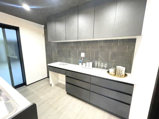 西区大芝二丁目　№35474のその他|大容量カップボード付き。
使うものが多いキッチンも
スッキリできます。