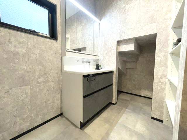 西区大芝二丁目　№35474の独立洗面台|グレーを基調とした
おしゃれな洗面ルーム