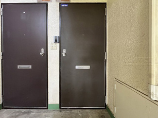【その他共用部分】 | 皆様をお迎えする、お部屋の玄関ドア。開けやすさや開放角度、ドアノブの操作しやすさや鍵の形状などを、現地で一度ご確認ください。～即日のご見学可能～　お問合せはお気軽にどうぞ。