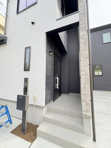三郷市早稲田4丁目　新築戸建　全1棟のエントランス|雨の日も安心のエントランスです