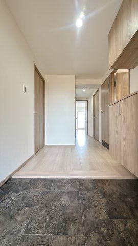 【玄関】 | グリーンマンションやよい坂☆仲介手数料☆半額☆ | 玄関は光沢のある床材で、汚れもとても落としやすい。こういうちょっとした気遣いが長く住むと効いてくるんです。