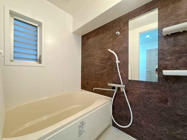 【浴室】 | グリーンマンションやよい坂☆仲介手数料☆半額☆ | キッチン横に窓有ります。マンションでは少ないですよ。換気は勿論、光を取り入れて明るいので、調理中もテンション上がりそうです。