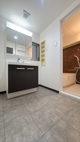 【脱衣所】 | グリーンマンションやよい坂☆仲介手数料☆半額☆ | 脱衣所として十分なスペースを確保。清潔感あふれる空間です。