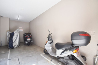 【駐車場】 | バイク置き場。空き区画の有無や駐輪料金、サイズおよび排気量規定などについては、改めてお問い合わせください。～即日のご見学可能～　お問合せはお気軽にどうぞ。
