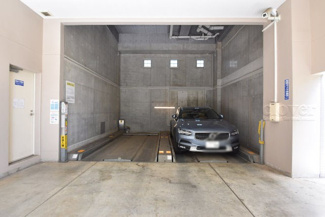 【駐車場】 | マンションの駐車場スペース。空きの有無や駐車料金、サイズ規定などについては、改めてお問い合わせください。～即日のご見学可能～　お問合せはお気軽にどうぞ。
