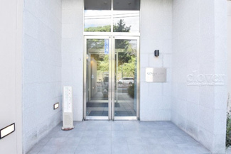 【エントランス】 | オートロックを備えた、マンションのエントランス。やはりセキュリティの観点は欠かすことができません。皆様を“安全”に送り出し、出迎えてくれます。～即日のご見学可能～　お問合せはお気軽にどうぞ。