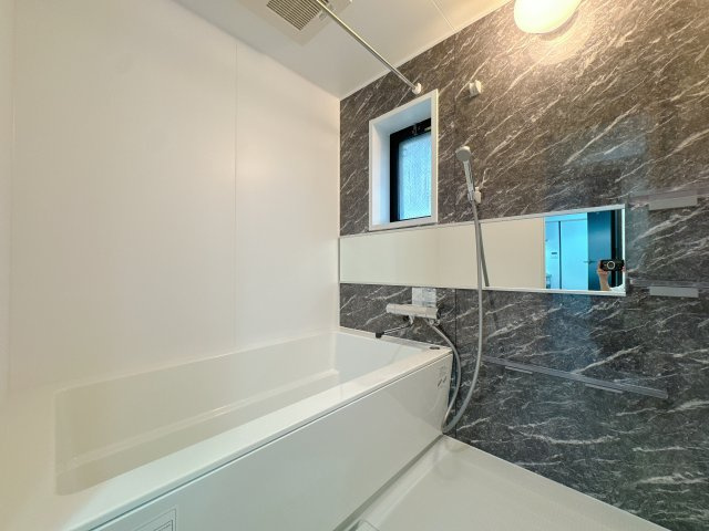 【浴室】 | グランピアマンションやよい坂☆仲介手数料無料☆ | 換気の面でも風呂の小窓は嬉しいもの。ごゆっくりおくつろぎください。