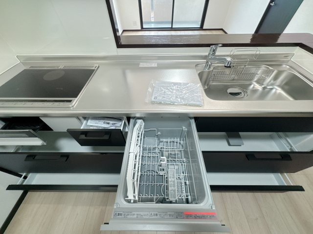 【キッチン】 | グランピアマンションやよい坂☆仲介手数料無料☆ | 機能性とデザイン性を両立させた、リノベーション物件ならではの素敵なキッチン。立ってみるとそれがよく分かります♪