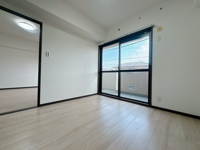 【洋室】 | グランピアマンションやよい坂☆仲介手数料無料☆ | たとえ。小さかろうとやっぱり窓のある・なしは大きく違うもの。あるんです。窓。差し込む光はちゃんと朝を教えてくれるみたいです。