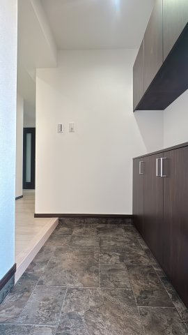 【内装】 | グランピアマンションやよい坂☆仲介手数料無料☆ | 玄関は光沢のある床材で、汚れもとても落としやすい。こういうちょっとした気遣いが長く住むと効いてくるんです。