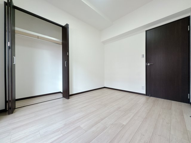 【洋室】 | グランピアマンションやよい坂☆仲介手数料無料☆ | 一人ひとり快適な空間は違うからこそ、家具の配置もアレンジしやすいシンプルなデザインに。