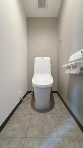 【トイレ】 | グランピアマンションやよい坂☆仲介手数料無料☆ | 手洗い一体型のトイレは節水効果があり、環境にもお財布にも優しい人気のタイプです。もちろんウォシュレット機能も完備しています。