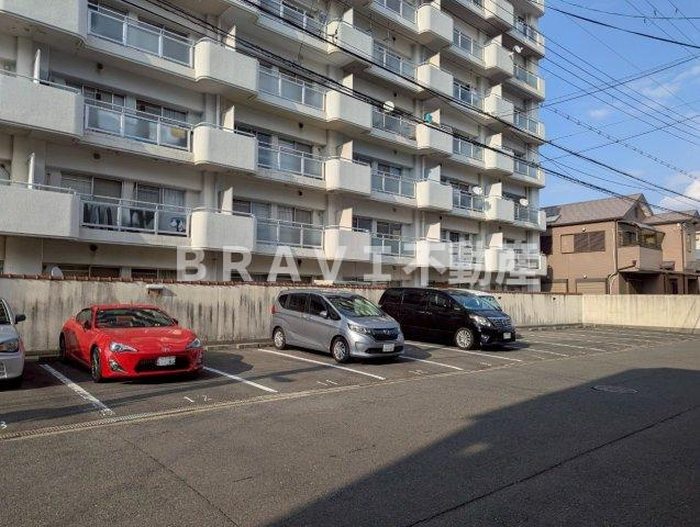 布亀マンションの駐車場