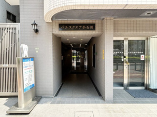 【エントランス】 | オートロックを備えた、マンションのエントランス。やはりセキュリティの観点は欠かすことができません。皆様を“安全”に送り出し、出迎えてくれます。～即日のご見学可能～　お問合せはお気軽にどうぞ。