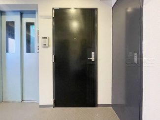 【その他共用部分】 | 皆様をお迎えする、お部屋の玄関ドア。開けやすさや開放角度、ドアノブの操作しやすさや鍵の形状などを、現地で一度ご確認ください。～即日のご見学可能～　お問合せはお気軽にどうぞ。