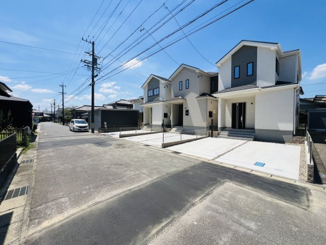 高浜市湯山町４丁目16-11『仲介手数料無料』新築戸建ての前面道路含む現地写真