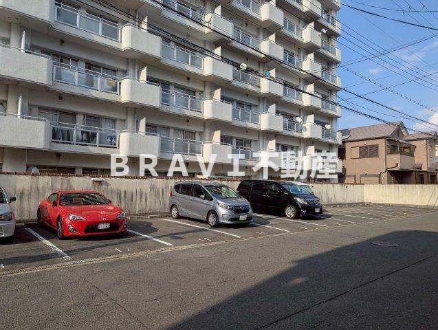 布亀マンションの駐車場