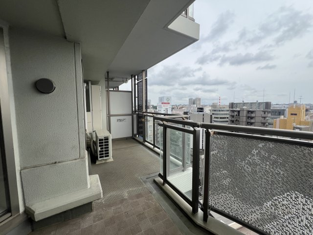 もう、イメージ通りのタワマンですー【シルエタワーヨコハマ】のバルコニー|お洗濯にも便利なバルコニー付き