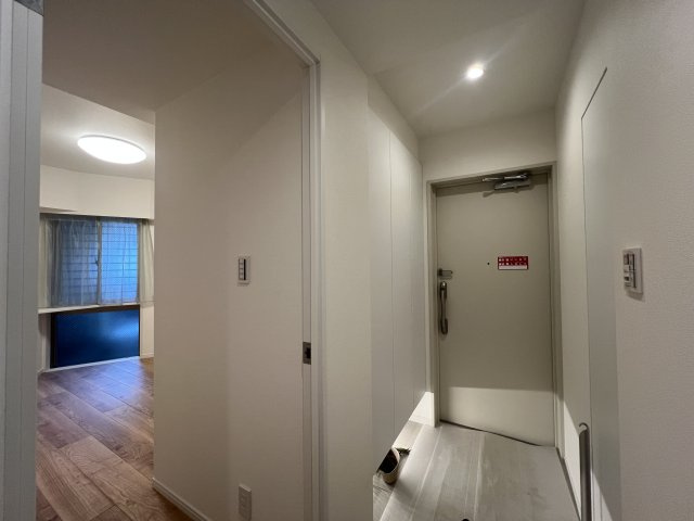 もう、イメージ通りのタワマンですー【シルエタワーヨコハマ】の玄関|明るい玄関です