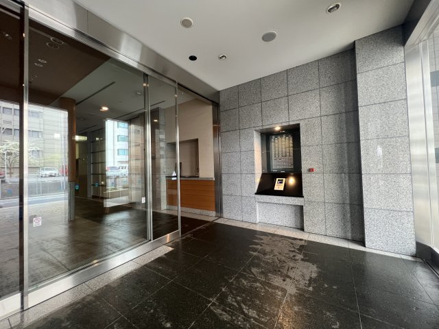もう、イメージ通りのタワマンですー【シルエタワーヨコハマ】のエントランス|落ち着いたエントランスです