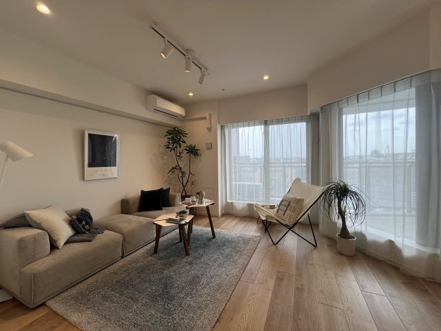 もう、イメージ通りのタワマンですー【シルエタワーヨコハマ】の居間・リビング