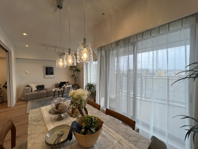 もう、イメージ通りのタワマンですー【シルエタワーヨコハマ】の居間・リビング