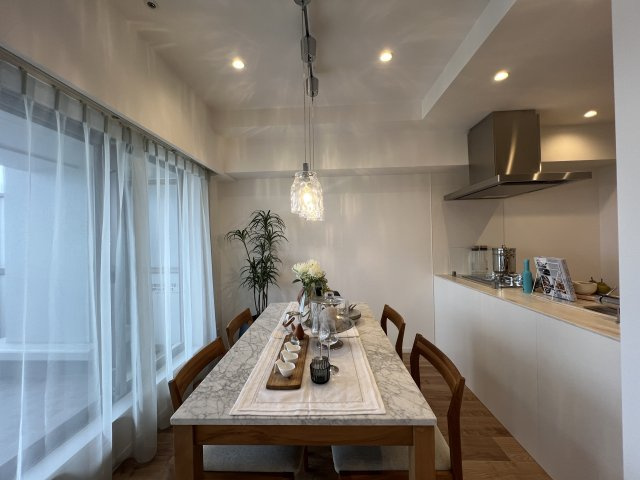 もう、イメージ通りのタワマンですー【シルエタワーヨコハマ】の居間・リビング