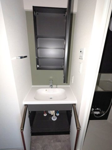 Renaissance Court浅草の設備|トイレと独立した洗面室、ハンドシャワー付、鏡の後ろに収納付です