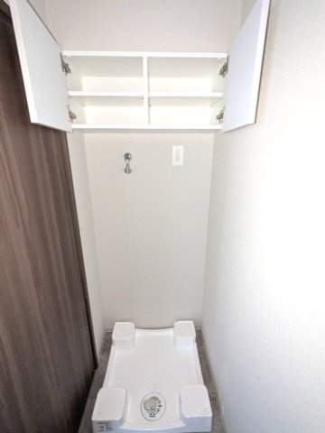 Renaissance Court浅草の設備|トイレと独立した洗面室、洗面室の洗濯機置場は排水溝のお手入れがし易い様に中央手前に配置し、足高の防水パンです