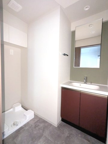 Renaissance Court浅草の洗面所|トイレと独立した洗面室、ハンドシャワー付、鏡の後ろに収納付、洗面室の洗濯機置場は排水溝のお手入れがし易い様に中央手前に配置し、足高の防水パンです