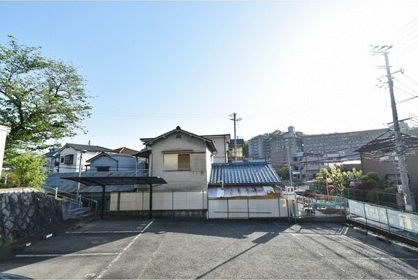 サン春日第1マンションの駐車場