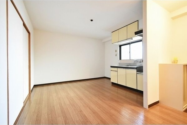 サン春日第1マンションの居間・リビング