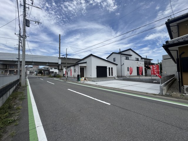 新築　前橋市南町　1号棟の前面道路含む現地写真|現地写真　西側接道幅員約8.1ｍ　北側接道幅員約6ｍ