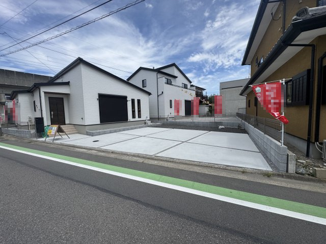 新築　前橋市南町　1号棟の駐車場|現地写真　駐車スペースは建物南側に並列2台分可能です！