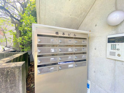 【その他共用部分】 | 橋本ビル | 集合ポストはダイヤル式で安心ですね！