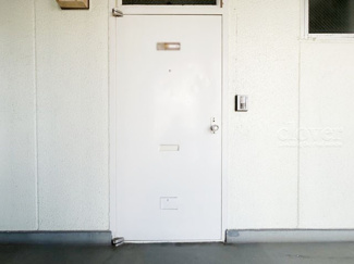 【その他共用部分】 | 皆様をお迎えする、お部屋の玄関ドア。開けやすさや開放角度、ドアノブの操作しやすさや鍵の形状などを、現地で一度ご確認ください。～即日のご見学可能～　お問合せはお気軽にどうぞ。
