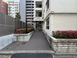 【エントランス】 | お客様を、そして住人を出迎えてくれるマンションのエントランス。ゴミが落ちていないことからも、管理状態の良さや住民の節度の高さが見て取れます。～即日のご見学可能～　お問合せはお気軽にどうぞ。
