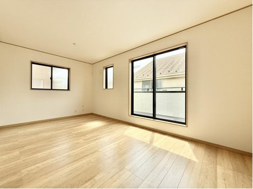 鷹の台の居間・リビング|大きな窓のあるリビングは、陽光あふれる明るい空間です。居心地良く、ご家族皆がゆったり寛げる憩いの空間となりそうです。