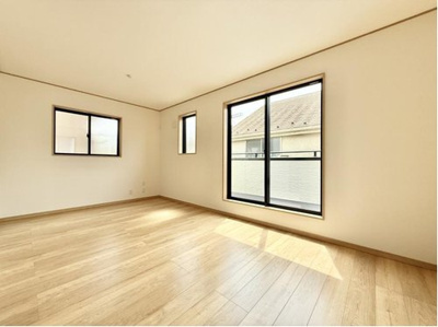 【居間・リビング】 | 鷹の台 | 大きな窓のあるリビングは、陽光あふれる明るい空間です。居心地良く、ご家族皆がゆったり寛げる憩いの空間となりそうです。