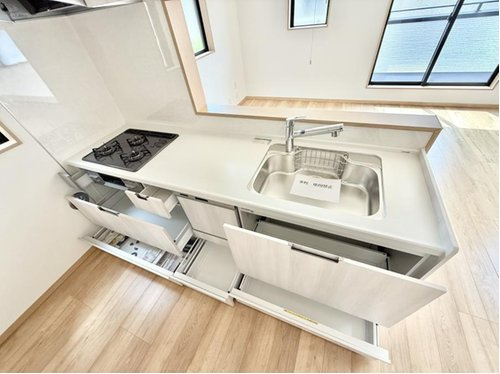 鷹の台のキッチン|大容量のスライド収納は鍋やフライパン、よく使うものを取り出しやすく収納できるため便利で快適！