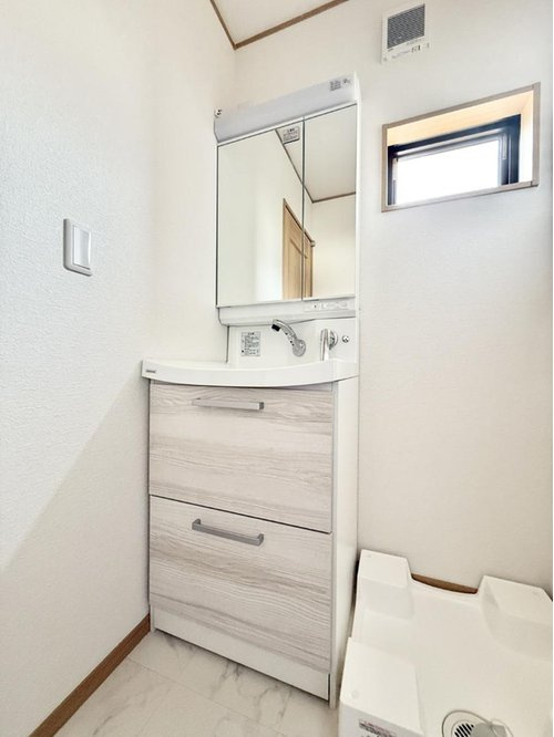 鷹の台の洗面所|明るく清潔感溢れるサニタリースペース。毎日使う場所だからこそ、快適な空間となっております。