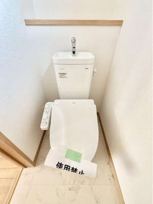 【居間・リビング】 | 鷹の台 | シンプルな外観の多機能付トイレです。