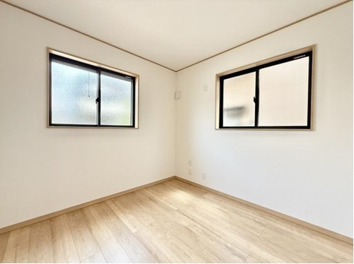 鷹の台の洋室|2面採光で明るく風通しの良いお部屋　