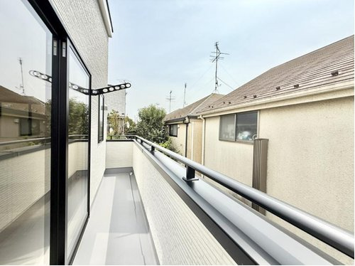鷹の台のバルコニー|南向きのバルコニーは日差しもたっぷり注ぎ、お洗濯物もよく乾きます。