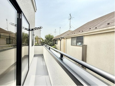 【バルコニー】 | 鷹の台 | 南向きのバルコニーは日差しもたっぷり注ぎ、お洗濯物もよく乾きます。